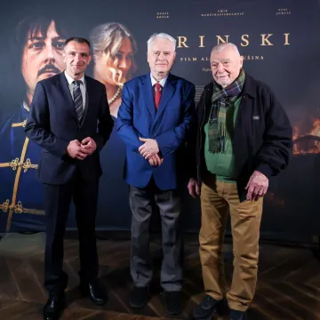 Nakon dugo vremena Mesić u javnosti! Pozirao uz Josipovića: Zvučna imena pojavila se na premijeri filma