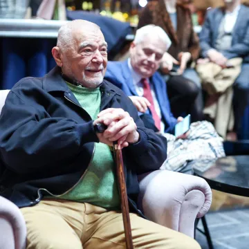 Nakon dugo vremena Mesić u javnosti! Pozirao uz Josipovića: Zvučna imena pojavila se na premijeri filma