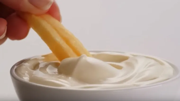 U boci, u staklenci ili bez ambalaže: Majoneza vi&scaron;e nije samo za sendvič, sad se može i svirati