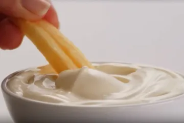 U boci, u staklenci ili bez ambalaže: Majoneza vi&scaron;e nije samo za sendvič, sad se može i svirati