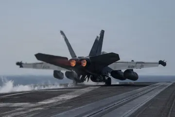 Na Bliski istok stiže moćni američki nosač zrakoplova; Cijena nafte mogla bi 'probiti' sve granice