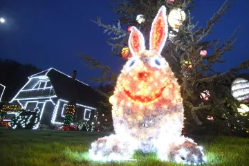 Čak 60.000 svjetlećih pisanica krasi imanje Salaj: Pogledajte najljep&scaron;u uskrsnu bajku