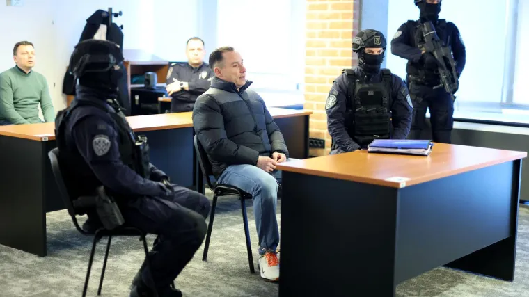 Srđan Mlađan okružen specijalcima s dugim cijevima: Pogledajte prizore iz sudnice