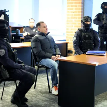 Srđan Mlađan okružen specijalcima s dugim cijevima: Pogledajte prizore iz sudnice