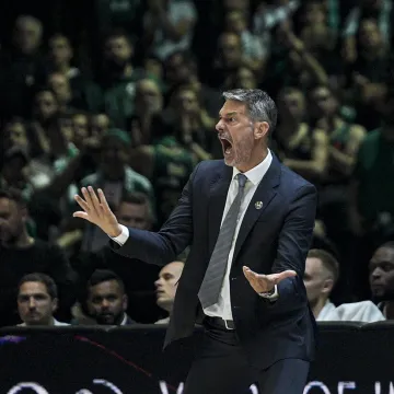 Hrvatski trener poludio nakon poraza u Beogradu: 'Vidim da ponavlja&scaron; pitanja'