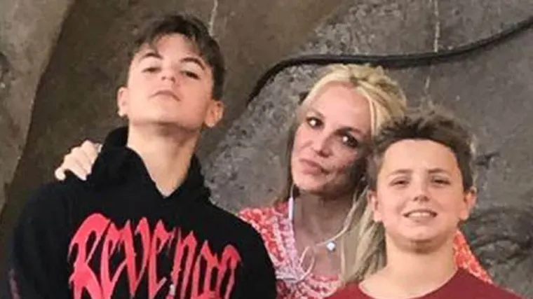 Britney Spears se vratila na dru&scaron;tvene mreže: Nakon incidenta uživa sa sinovima na moru