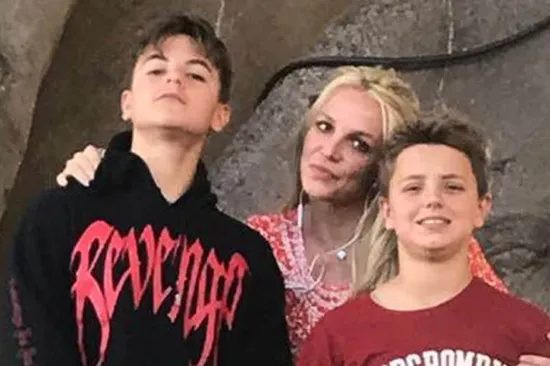 Britney Spears se vratila na dru&scaron;tvene mreže: Nakon incidenta uživa sa sinovima na moru