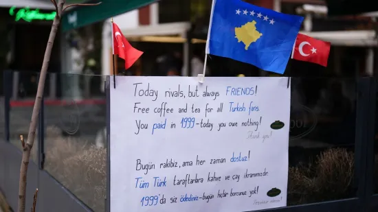 Poruka na Kosovu iznenadila Turske navijače: 'Danas pijete besplatno, platili ste 1999.'