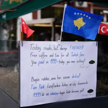 Poruka na Kosovu iznenadila Turske navijače: 'Danas pijete besplatno, platili ste 1999.'