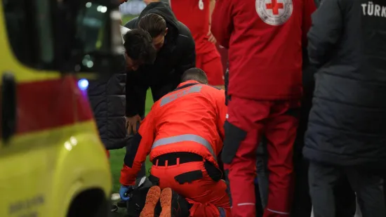 Kaos na Opus Areni: Hitna odvezla turskog izbornika nakon &scaron;to se sru&scaron;io! Sudac povukao igrače