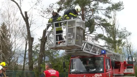 Vatrogasci &scaron;esti dan čiste Zagreb, a građani ih zovu s raznim zahtjevima: 'Nismo mi građevinska firma'