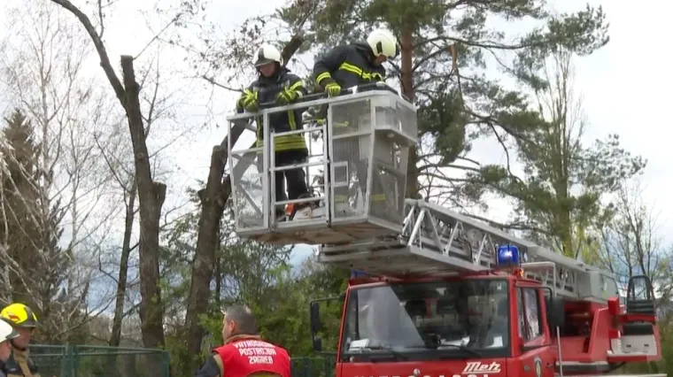 Vatrogasci &scaron;esti dan čiste Zagreb, a građani ih zovu s raznim zahtjevima: 'Nismo mi građevinska firma'