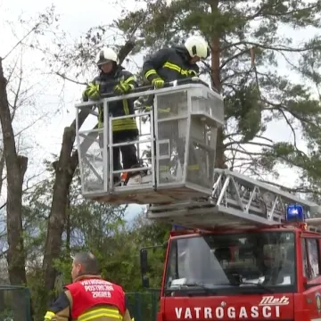 Vatrogasci &scaron;esti dan čiste Zagreb, a građani ih zovu s raznim zahtjevima: 'Nismo mi građevinska firma'