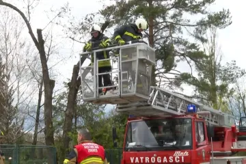 Vatrogasci &scaron;esti dan čiste Zagreb, a građani ih zovu s raznim zahtjevima: 'Nismo mi građevinska firma'