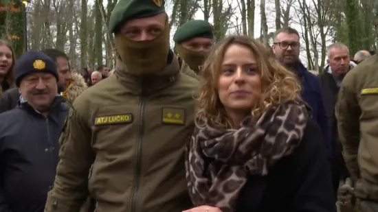 Ovo se rijetko viđa! Na godi&scaron;njicu 'Krvavog Uskrsa' pripadnik ATJ Lučko zaprosio djevojku: Pogledajte reakciju