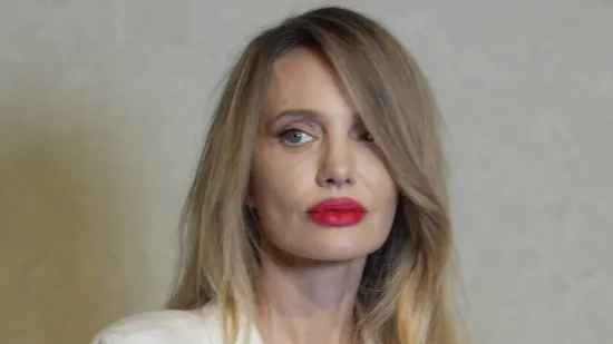 Angelina Jolie &scaron;okirala izgledom u &Scaron;angaju, svi komentiraju njezin izgled: '&Scaron;to joj je s licem?'