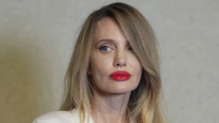 Angelina Jolie &scaron;okirala izgledom u &Scaron;angaju, svi komentiraju njezin izgled: '&Scaron;to joj je s licem?'