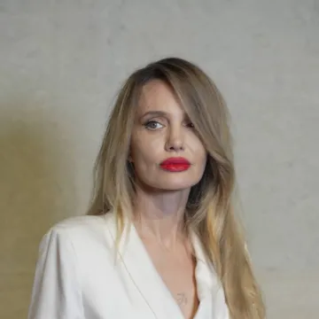 Angelina Jolie &scaron;okirala izgledom u &Scaron;angaju, svi komentiraju njezin izgled: '&Scaron;to joj je s licem?'