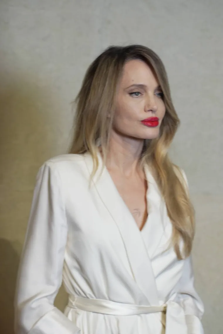 Angelina Jolie &scaron;okirala izgledom u &Scaron;angaju, svi komentiraju njezin izgled: '&Scaron;to joj je s licem?'