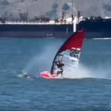 Surfer se sudario s golemim kitom: Lansirao ga je s daske i bacio u vodu