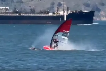 Surfer se sudario s golemim kitom: Lansirao ga je s daske i bacio u vodu