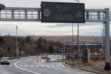 Udar bure od 162 km/h na Krčkom mostu: Prekinut promet na A1, sru&scaron;ena naplatna kućica