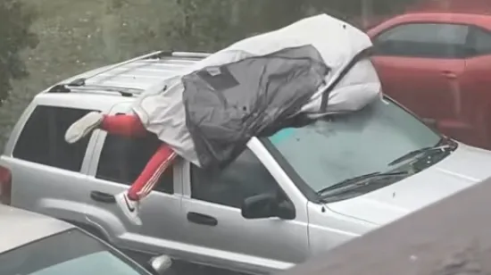 Tijelom je &scaron;titio auto od tuče jer je izračunao da mu je bolje dobiti po bubrezima nego po džepu