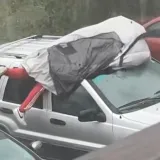 Tijelom je &scaron;titio auto od tuče jer je izračunao da mu je bolje dobiti po bubrezima nego po džepu