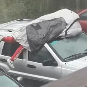 Tijelom je &scaron;titio auto od tuče jer je izračunao da mu je bolje dobiti po bubrezima nego po džepu