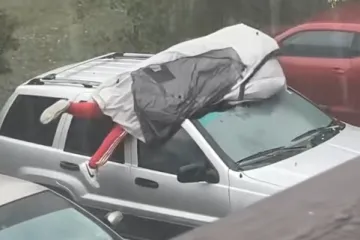 Tijelom je &scaron;titio auto od tuče jer je izračunao da mu je bolje dobiti po bubrezima nego po džepu