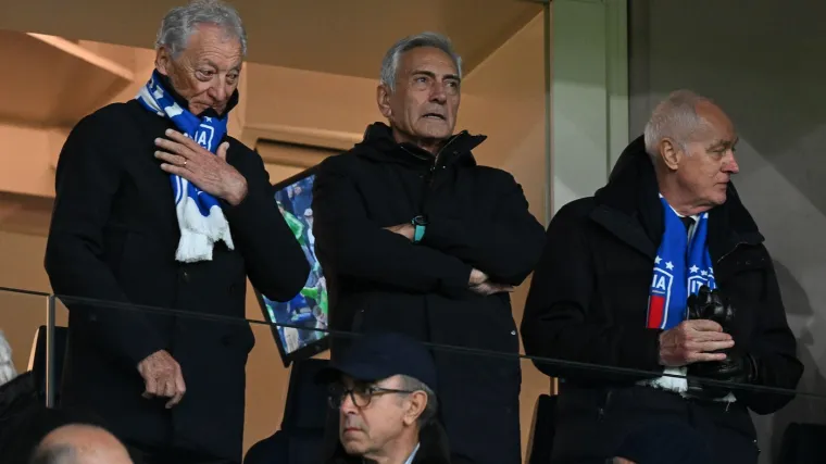 Navijači ogorčeni: Stigli su ispred saveza, bacaju jaja i traže smjene