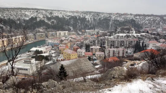 Autobus s 80 putnika zapeo kod Obrovca, oglasila se policija: 'Dobit će privremeni smje&scaron;taj'