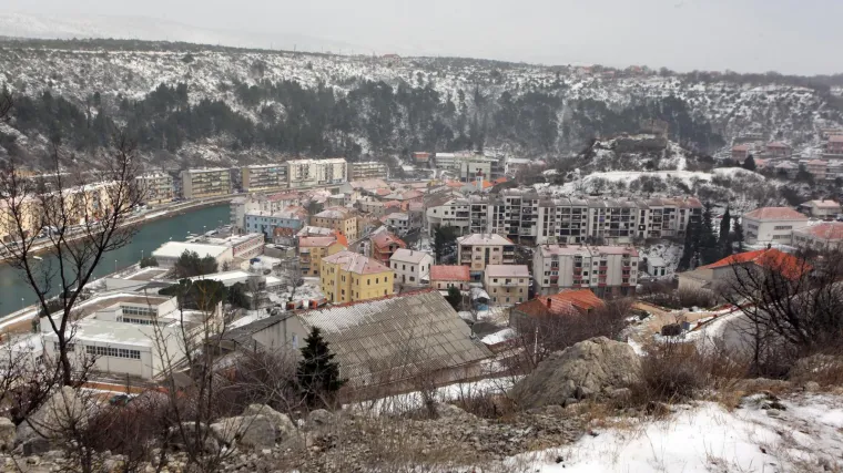 Autobus s 80 putnika zapeo kod Obrovca, oglasila se policija: 'Dobit će privremeni smje&scaron;taj'