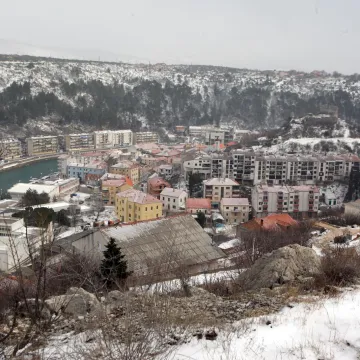 Autobus s 80 putnika zapeo kod Obrovca, oglasila se policija: 'Dobit će privremeni smje&scaron;taj'