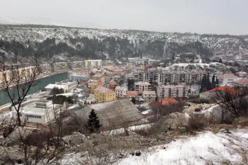 Autobus s 80 putnika zapeo kod Obrovca, oglasila se policija: 'Dobit će privremeni smje&scaron;taj'