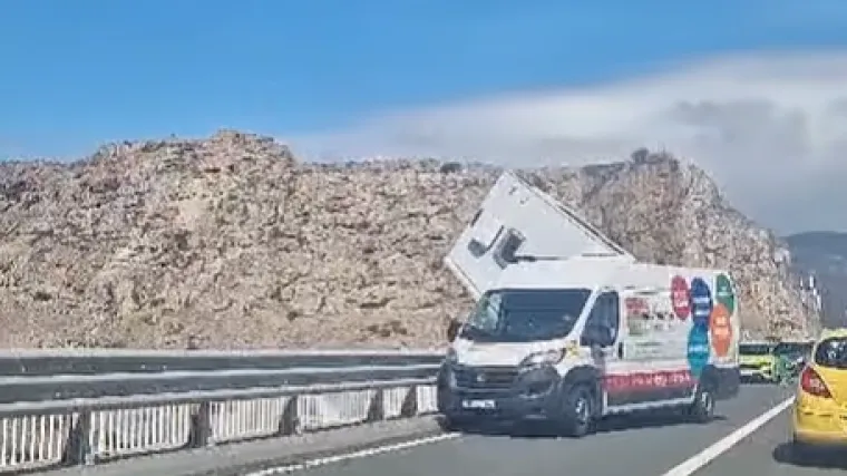 Kamp kućica zavr&scaron;ila na ogradi mosta, vozač podcijenio buru: Objavljena snimka