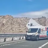 Kamp kućica zavr&scaron;ila na ogradi mosta, vozač podcijenio buru: Objavljena snimka