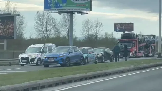 Tri auta se sudarila u blizini trgovačkog centra, stvaraju se velike kolone