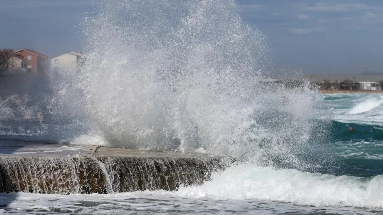 Cijela obala pod crvenim alarmom: Ovi prizori najbolje svjedoče silini vjetra