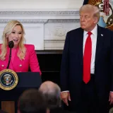 Tko je žena koju Trump slu&scaron;a? Usporedila ga s Isusom Kristom, a za 1000 dolara nudi blagoslov