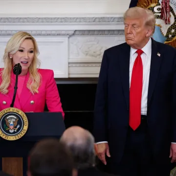 Tko je žena koju Trump slu&scaron;a? Usporedila ga s Isusom Kristom, a za 1000 dolara nudi blagoslov