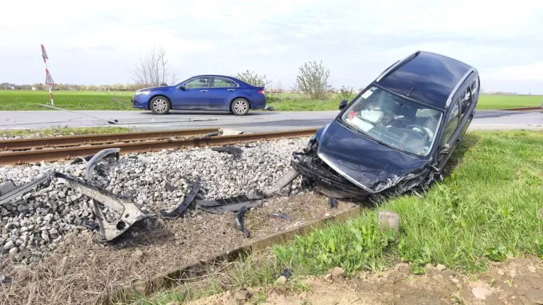 Autom se zabio u rampu i preletio preko pruge: Troje male djece zavr&scaron;ilo u bolnici