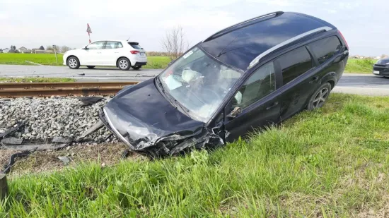 Autom se zabio u rampu i preletio preko pruge: Troje male djece zavr&scaron;ilo u bolnici