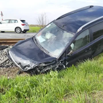 Autom se zabio u rampu i preletio preko pruge: Troje male djece zavr&scaron;ilo u bolnici