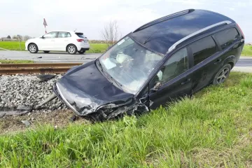 Autom se zabio u rampu i preletio preko pruge: Troje male djece zavr&scaron;ilo u bolnici