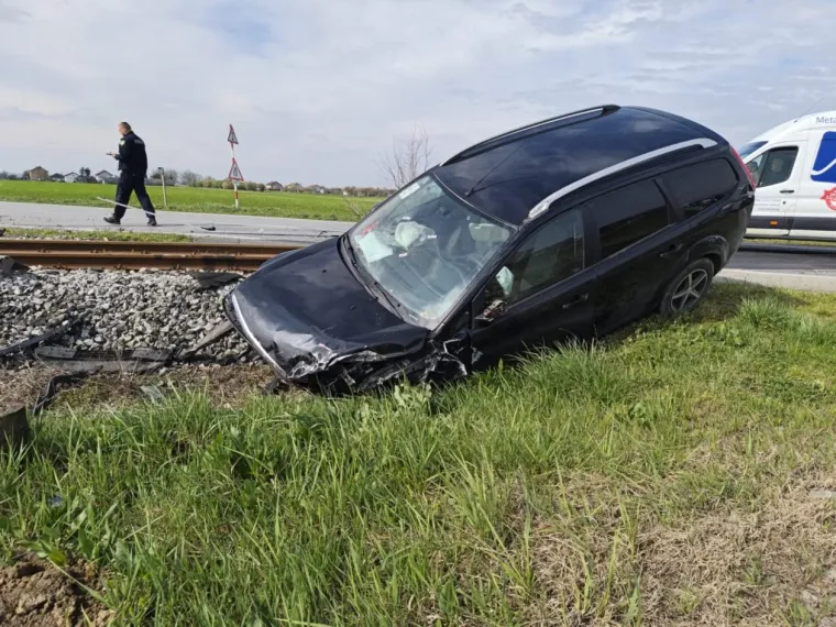 Autom se zabio u rampu i preletio preko pruge: Troje male djece zavr&scaron;ilo u bolnici