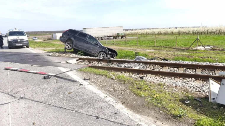 Autom se zabio u rampu i preletio preko pruge: Troje male djece zavr&scaron;ilo u bolnici