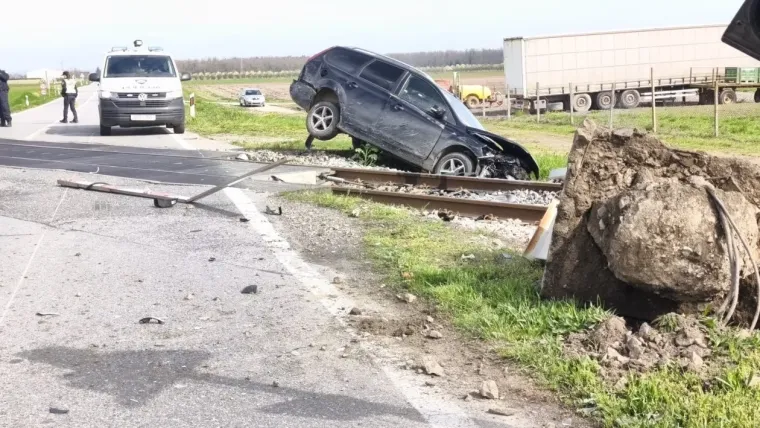 Autom se zabio u rampu i preletio preko pruge: Troje male djece zavr&scaron;ilo u bolnici