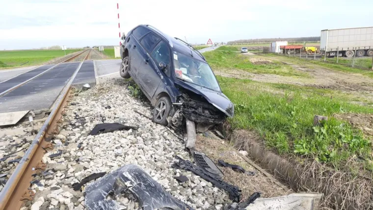 Autom se zabio u rampu i preletio preko pruge: Troje male djece zavr&scaron;ilo u bolnici