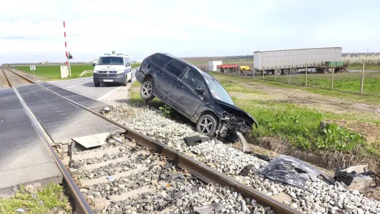 Autom se zabio u rampu i preletio preko pruge: Troje male djece zavr&scaron;ilo u bolnici